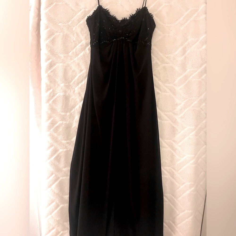 Stunning black floor length gown. So 8. great for holiday party or formal event
